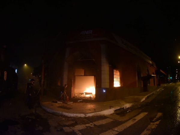 Manifestantes toman local de la ANR, incendian edificio y se registran disparos