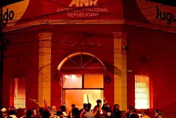 Arde la ANR