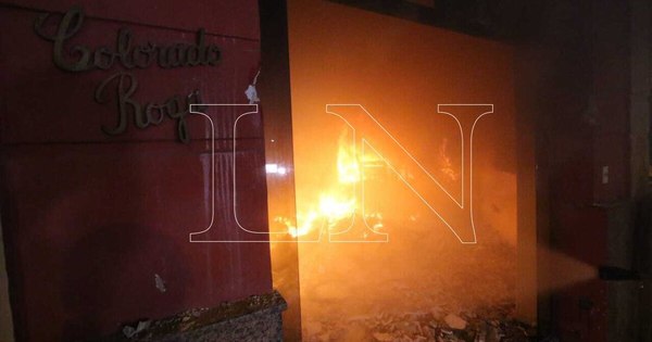 La Nación / Controlan incendio en la ANR, tras furia de manifestantes por rechazo del juicio político