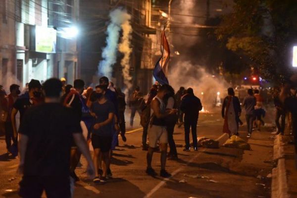 Manifestantes a favor de juicio político son reprimidos por la Policía