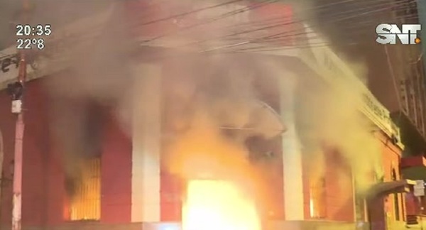 Incendian sede de la ANR - SNT