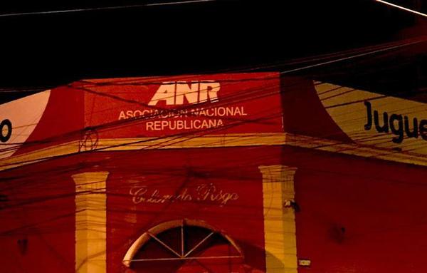 Turba ataca sede de la ANR y provoca incendios