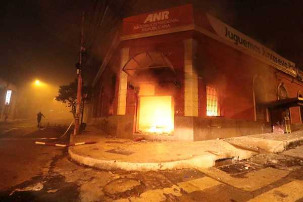 Imágenes | Manifestantes incendiaron la sede de la ANR