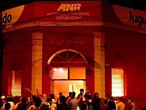 Manifestantes incendian el Partido Colorado la ANR. #paraguay