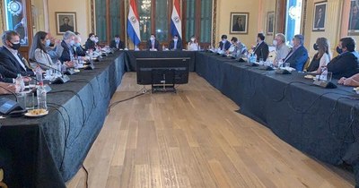 La Nación / Continuarán las clases presenciales y la circulación hasta las 00:00 con excepciones