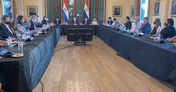 La Nación / Continuarán las clases presenciales y la circulación hasta las 00:00 con excepciones