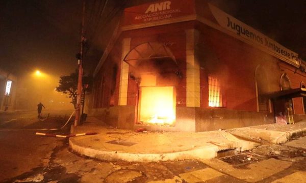 Bolonki en el microcentro por enfrentamiento entre polis y manifestantes tras rechazo al juicio político
