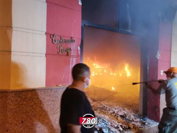 Incendios y destrozos en sede de la ANR - Megacadena — Últimas Noticias de Paraguay