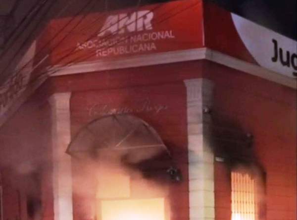 Prendieron fuego a la sede de la ANR tras fallido juicio político a Marito •