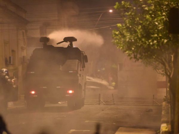 Protestas tras archivo de juicio político dejan como saldo heridos, detenidos y saqueos de locales