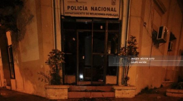 Atacan sede policial y causan destrozos en enfrentamiento con uniformados
