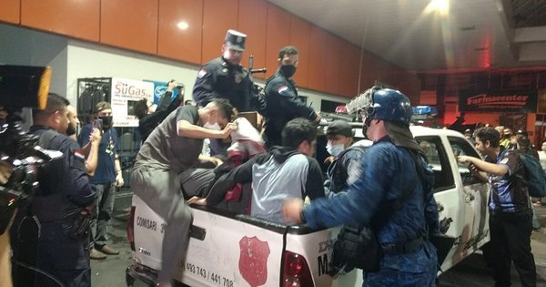 La Nación / Casi 30 detenidos tras incidentes en el microcentro