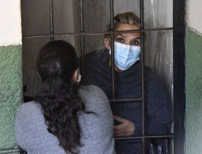 Expresidenta boliviana sufre descompesación en la cárcel donde cumple prisión preventiva - Mundo - ABC Color