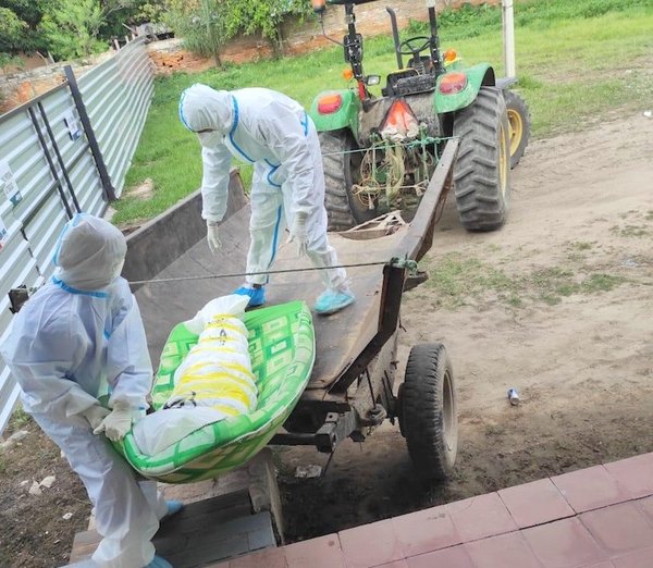 Crónica / Víctima de covid, en tractor y en fosa común