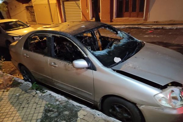 Vehículos incendiados y locales saqueados tras las protestas - Nacionales - ABC Color