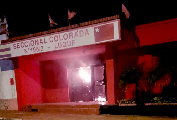 Incendian una Seccional Colorada en Luque