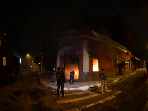 Incendian sede de la ANR luego del archivo de juicio a Abdo y a Velázquez