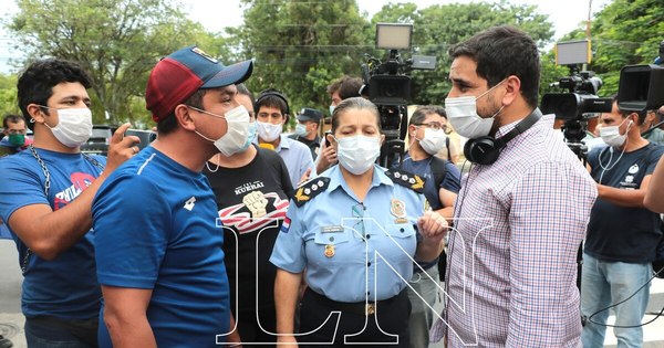 La Nación / Periodistas fueron golpeados por adeptos de Efraín