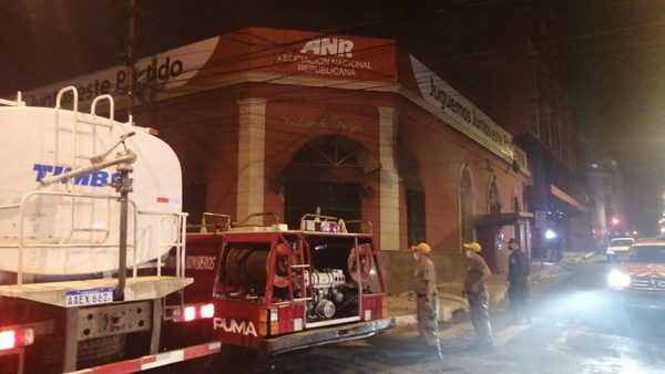 Veintisiete personas fueron detenidas tras incendio en la ANR y disturbios en el microcentro | Ñanduti
