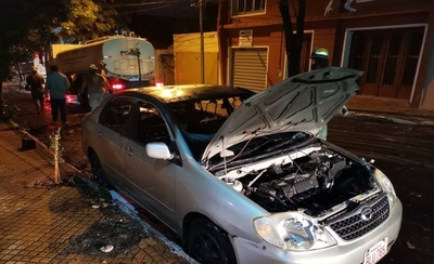 Diario HOY | Vehículo destrozado durante protesta en Asunción pertenece a oficial de la Policía