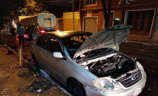 Diario HOY | Vehículo destrozado durante protesta en Asunción pertenece a oficial de la Policía