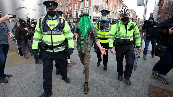 Varios detenidos en Dublin en protestas contra el confinamiento en el Día de San Patricio | .::Agencia IP::.