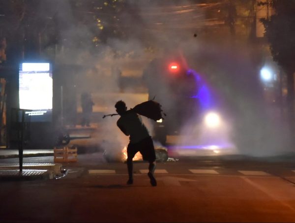 27 personas detenidas tras incidentes en el microcentro de Asunción · Radio Monumental 1080 AM