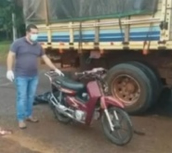 Joven mujer muere tras chocar con su moto contra un camión - Paraguay.com