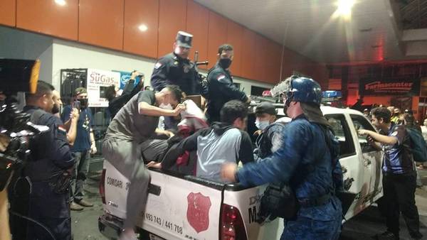 27 detenidos tras incidentes en el microcentro de Asunción - Noticiero Paraguay