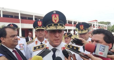 La Nación / Francisco Resquín renuncia como comandante de la Policía, confirma Giuzzio