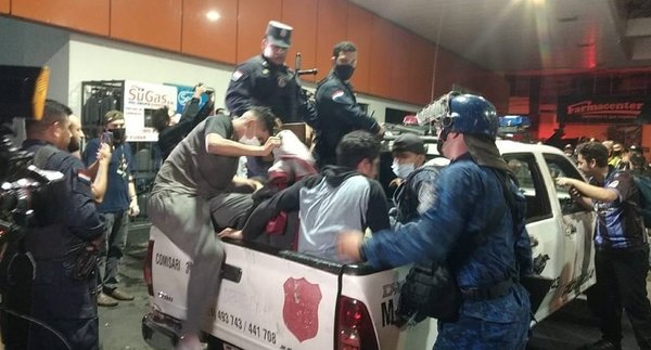 Crónica / Más de 30 detenidos en la manifestación de anoche