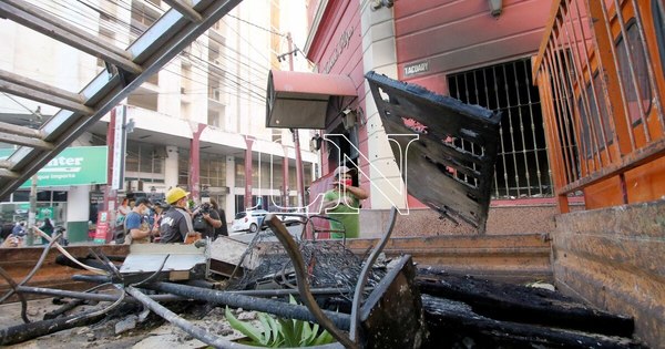La Nación / Noche de furia: sede de la ANR en cenizas, autos quemados, calles destrozadas y varios detenidos