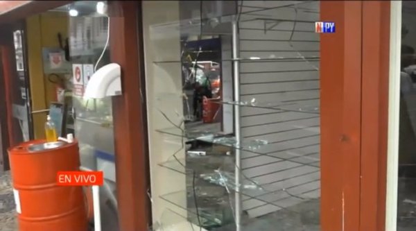 Saquean comercios durante manifestación en Asunción | Noticias Paraguay