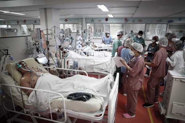 Brasil sufre la peor crisis sanitaria con los hospitales saturados y récord de contagios y muertes diarias por Covid - ADN Digital