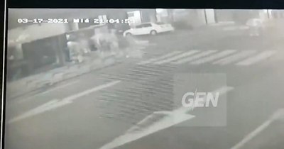 La Nación / Video muestra violencia de vándalos para saquear negocios
