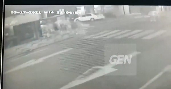 La Nación / Video muestra violencia de vándalos para saquear negocios