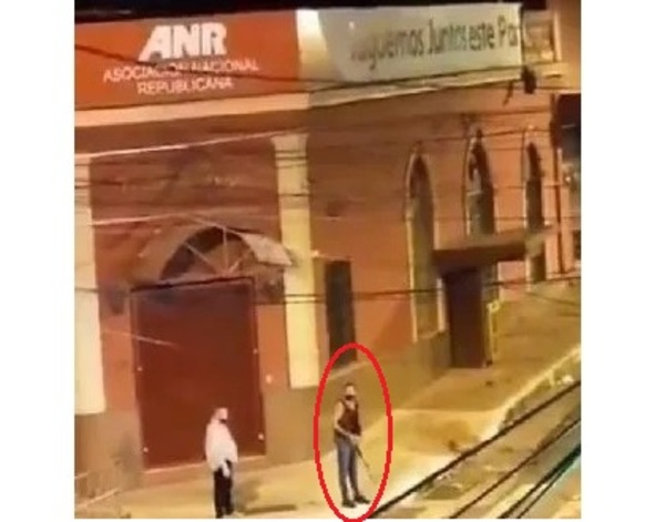 Hombre que disparó con escopeta a manifestantes es policía