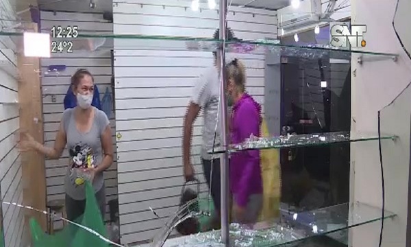 Vándalos destrozaron un local comercial durante las manifestaciones en Asunción - SNT