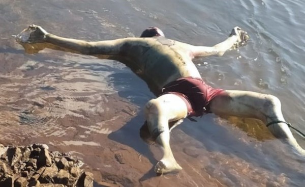 Cadáver flota en orillas del Río Paraná