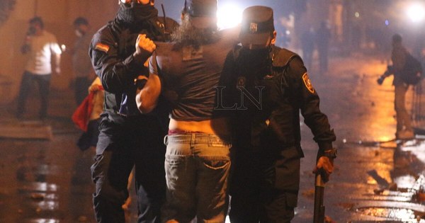 La Nación / Vehículo destrozado durante protesta pertenece a oficial de la Policía