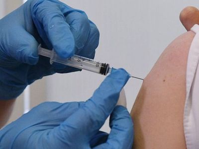 Denuncian que director de hospital se aplicó la vacuna anticovid