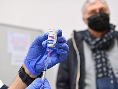 La EMA dice que la vacuna de AstraZeneca es segura y eficaz