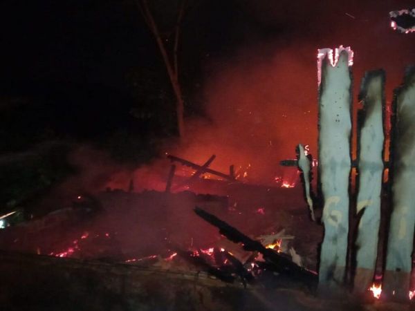 Quemó la casa de su novio al pillar que escribía con otra