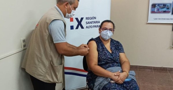 La Nación / Suman críticas ante supuesta vacunación a personal que no está en primera línea