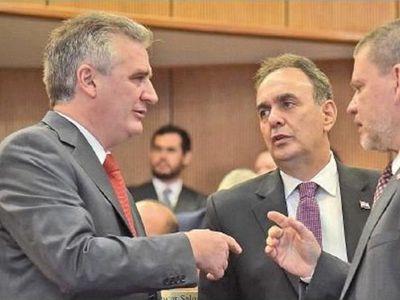 Los senadores Monges, Bacchetta y Riera están internados por Covid-19