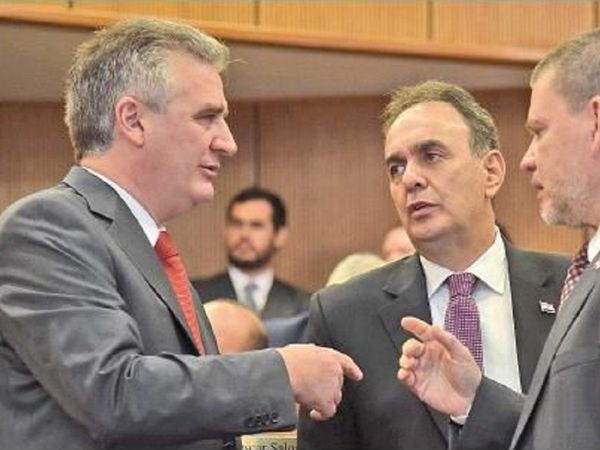 Los senadores Monges, Bacchetta y Riera están internados por Covid-19