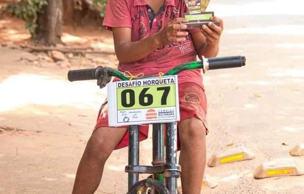 Con humilde bici, niño gana competencia de ciclismo en Horqueta