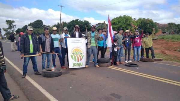 Nuevo cierre de ruta por 7 horas colma la paciencia de camioneros en Colonia Naranjito - Nacionales - ABC Color