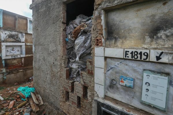 Cadáveres son amontonados por falta de espacio en un cementerio brasileño - MarketData