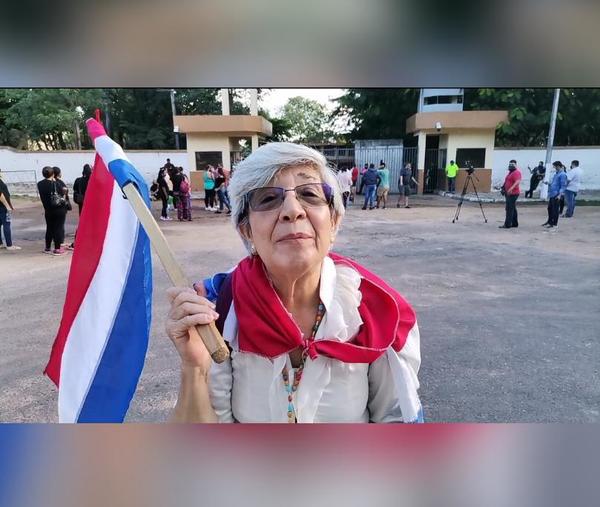 La abuela “más popular” de las manifestaciones asegura que sus particulares reclamos son producto de una rabia contenida por injusticias - Megacadena — Últimas Noticias de Paraguay